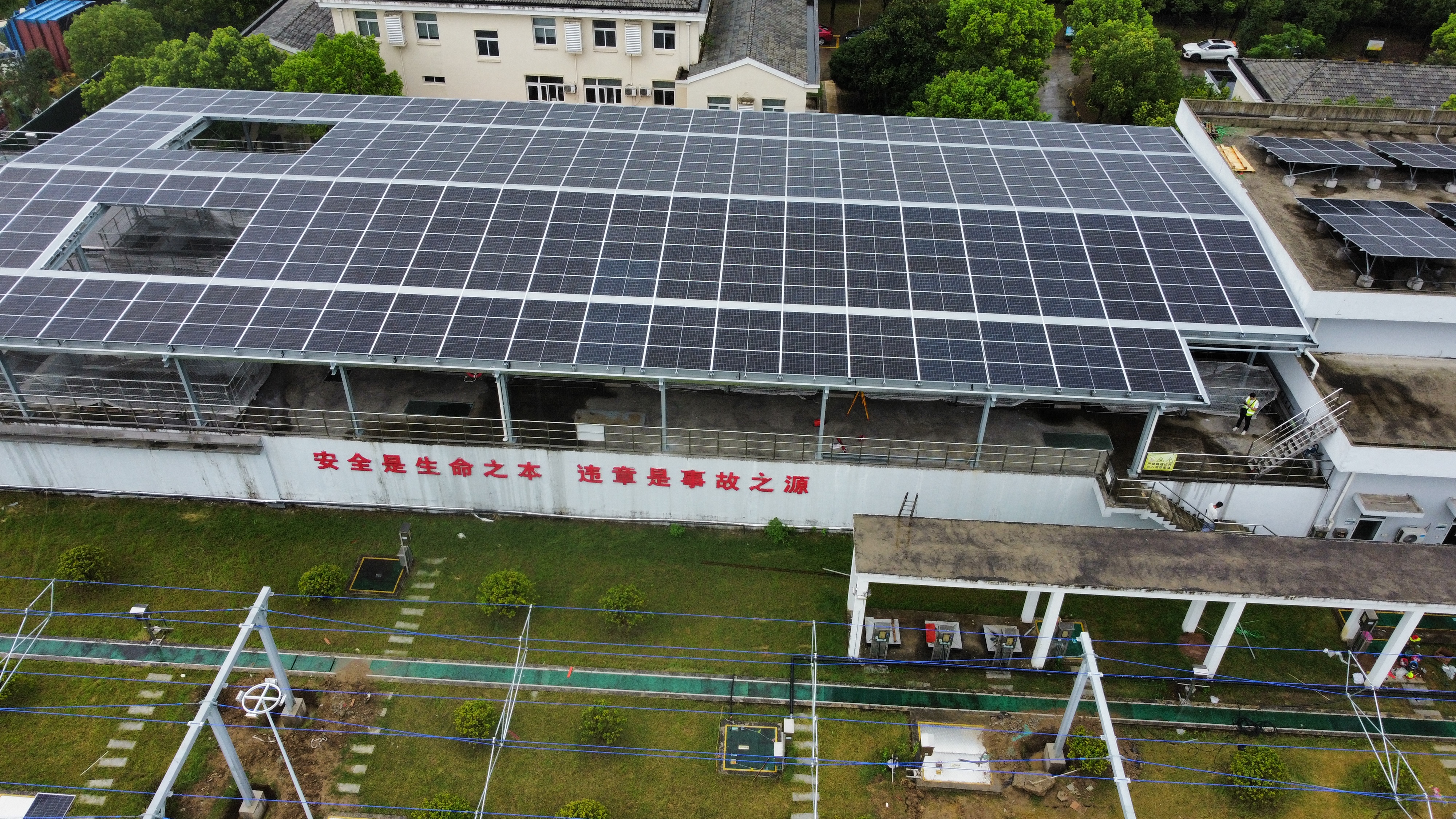 Innovative BIPV System - Combines Mounting and Modules Manufacturer.jpg