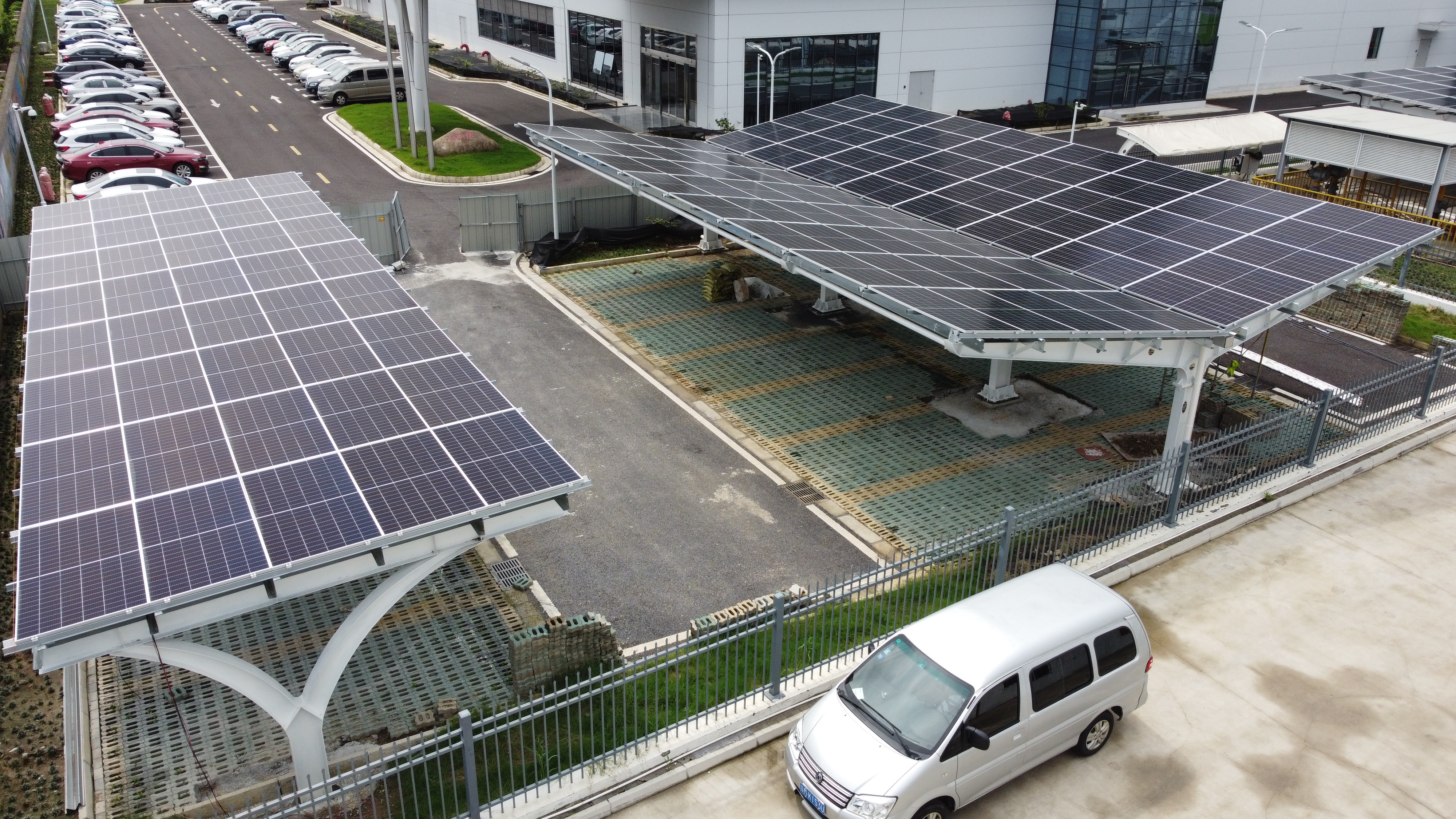 光伏车棚结构种类对比：单排 vs 双排