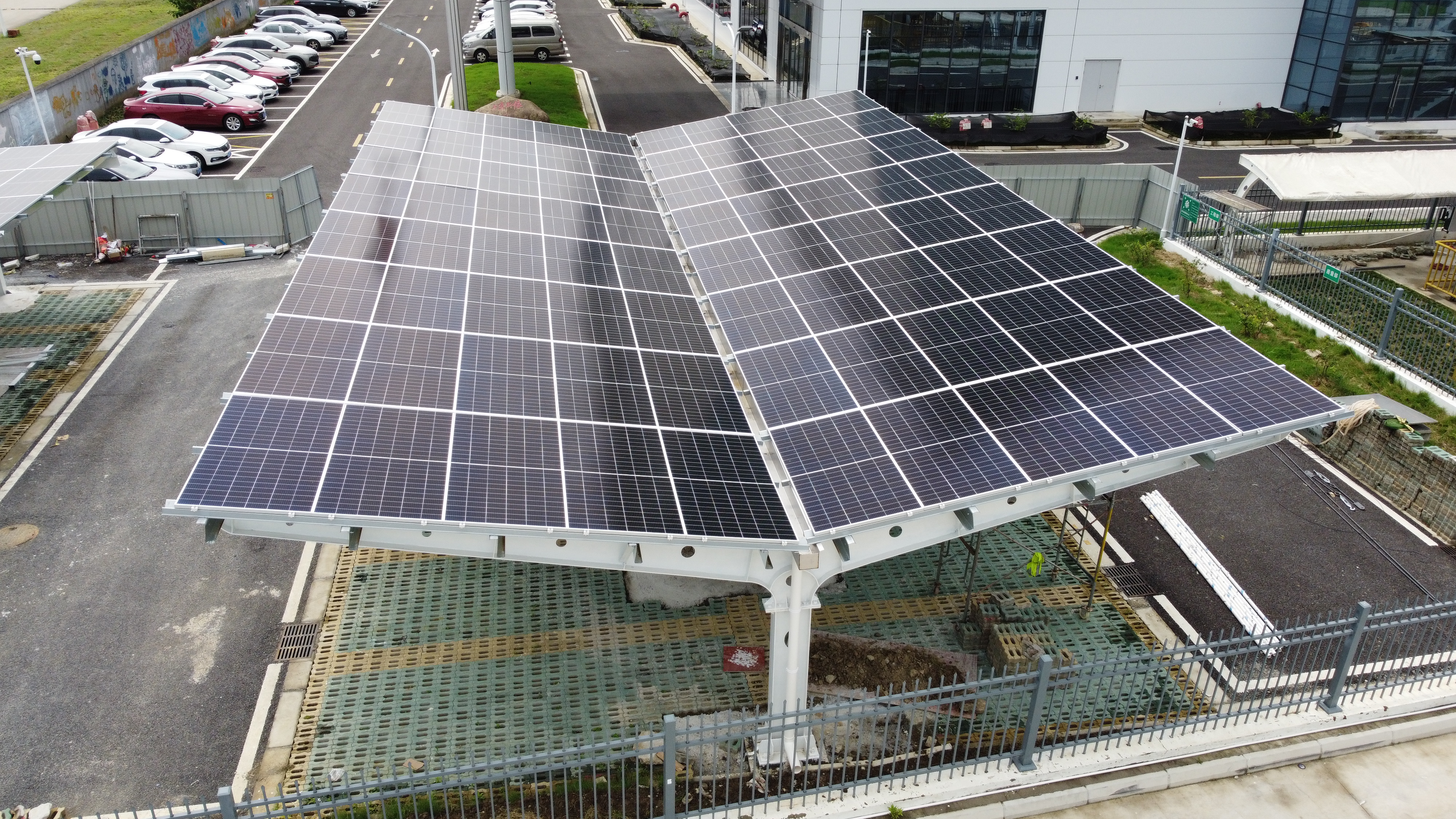 什么是光伏车棚？作用和优势解析