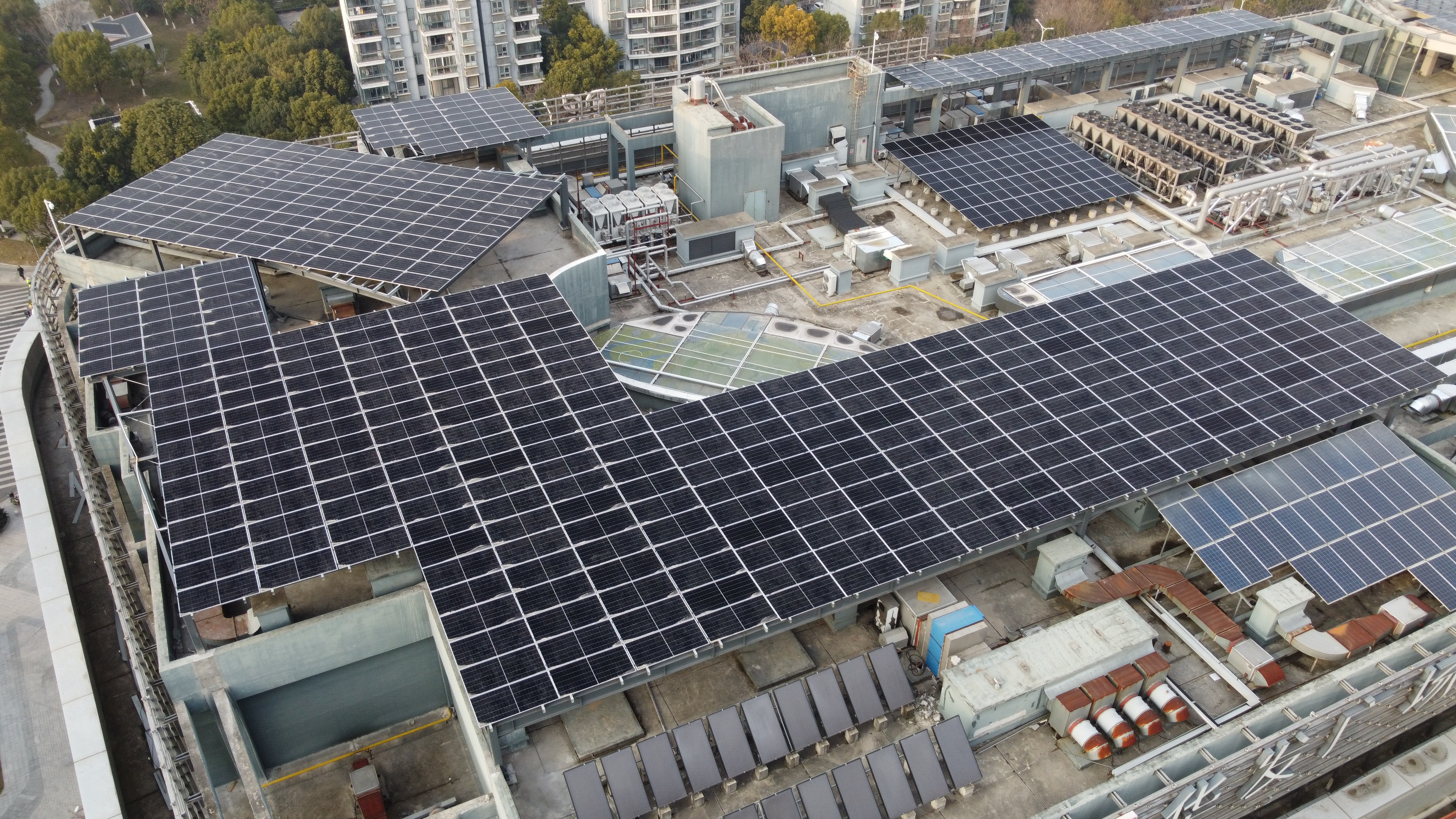 彩钢瓦和混凝土屋顶,装光伏支架有啥不同? 彩钢瓦和混凝土屋顶,装光伏支架有啥不同?